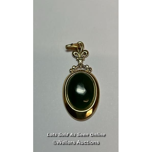 191 - 2 pairs of earings and a jade pendant / SF