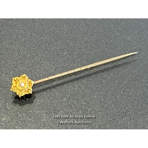 204 - Boxed 15ct gold Etruscan style seed pearl set stick pin, 5.5cm long / SF