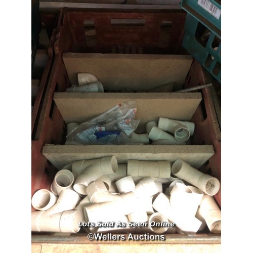 118 - APPROX. 1000X PIECES OF ASSORTED HARDWARE INCL. NEW AND PACKAGED COPPER END FITTINGS, PVC WASTE PIPE... 