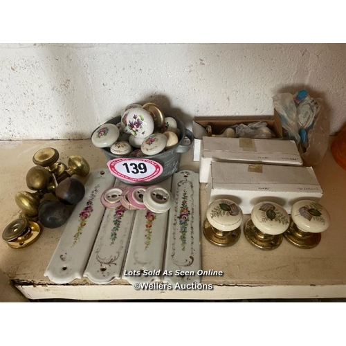 139 - QUANTITY OF ASSORTED DOOR HANDLES, MOSTLY PORCELAIN WITH FLORAL DESIGN AND SOME BRASS