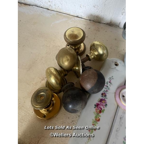 139 - QUANTITY OF ASSORTED DOOR HANDLES, MOSTLY PORCELAIN WITH FLORAL DESIGN AND SOME BRASS