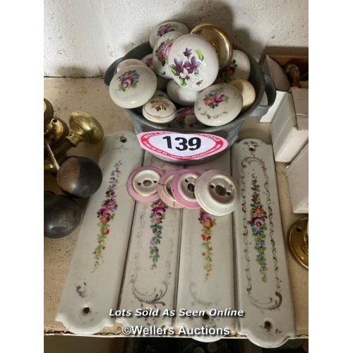 139 - QUANTITY OF ASSORTED DOOR HANDLES, MOSTLY PORCELAIN WITH FLORAL DESIGN AND SOME BRASS