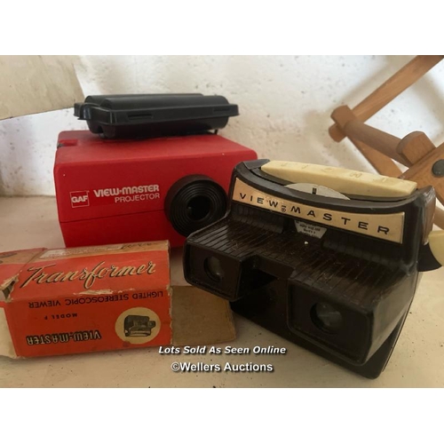 146 - GAF VIEWMASTER PROJECTOR WITH A GOOD SELECTION OF VINTAGE SLIDES INCL. CASPER, FLIPPER, MASH AND WON... 