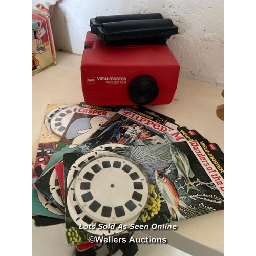 146 - GAF VIEWMASTER PROJECTOR WITH A GOOD SELECTION OF VINTAGE SLIDES INCL. CASPER, FLIPPER, MASH AND WON... 