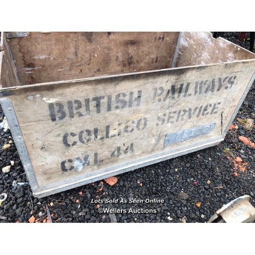 21 - ASSORTED PIPE THREADING EQUIPMENT AND PARTS, IN A BRITISH RAILWAYS SERVICE CRATE