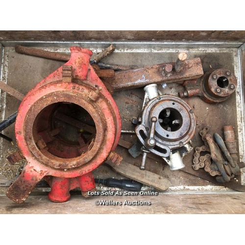 21 - ASSORTED PIPE THREADING EQUIPMENT AND PARTS, IN A BRITISH RAILWAYS SERVICE CRATE