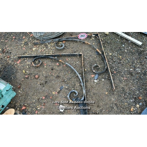 213 - A PAIR OF HEAVY DUTY CAST IRON ANGLE BRACKETS