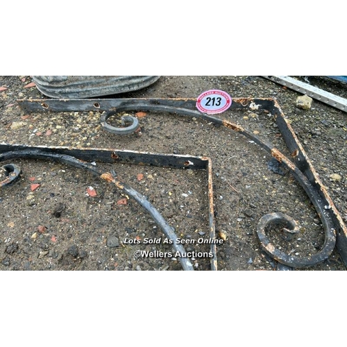 213 - A PAIR OF HEAVY DUTY CAST IRON ANGLE BRACKETS