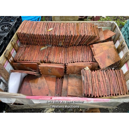 216 - CRATE OF MACHINE MADE CLAY TILES, 26.5CM (W) X 16.5CM (W) X 1CM (D)