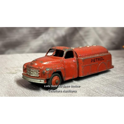 125 - DINKY STUDEBAKER PETROL TANKER WITH TWO SHELL PETROL PUMPS INCLUDING HOSES