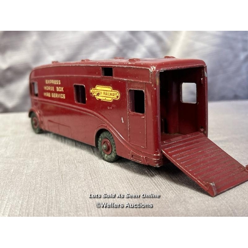 126 - DINKY SUPERTOYS BRITISH RAILWAY HORSEBOX