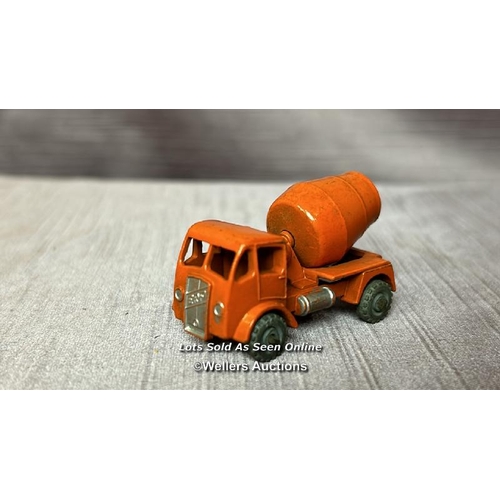 132 - DINKY SUPERTOYS COLES MOBILE CRANE TOGETHER WITH A LESNEY CEMENT MIXER