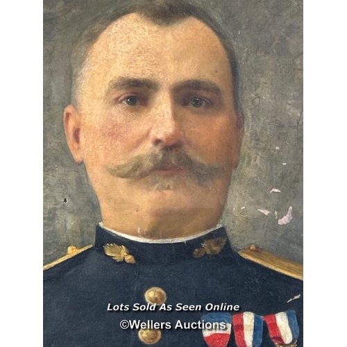 35 - OIL ON CANVAS DEPICTING A FRENCH MILITARY GENTLEMAN, 59.5 X 73CM