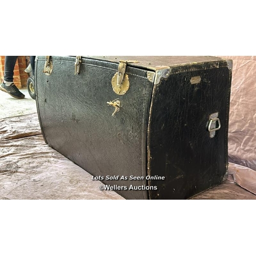 73 - CIRCA 1910 CLASSIC CAR TRUNK COMPLETE WITH KEY, 104 X 46 X 60CM