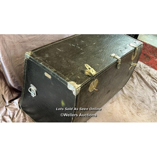 73 - CIRCA 1910 CLASSIC CAR TRUNK COMPLETE WITH KEY, 104 X 46 X 60CM