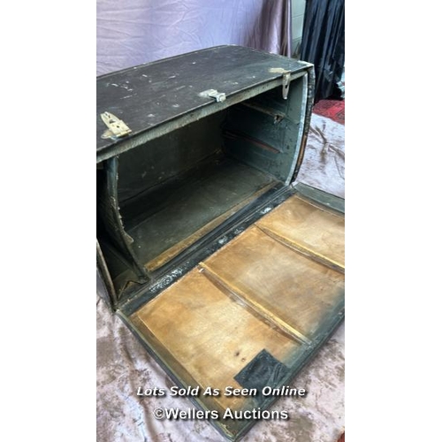 73 - CIRCA 1910 CLASSIC CAR TRUNK COMPLETE WITH KEY, 104 X 46 X 60CM