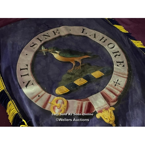 89 - HAND PAINTED SILK BANNER DEPICTING A KINGFISHER, NIL SINE LABORE, 41 X 55CM