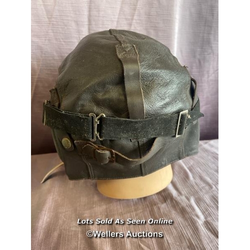 386 - USAAF LEATHER FLYING HELMET (POSSIBLY RE-ENACTMENT) AND ASSOCIATED GOGGLES