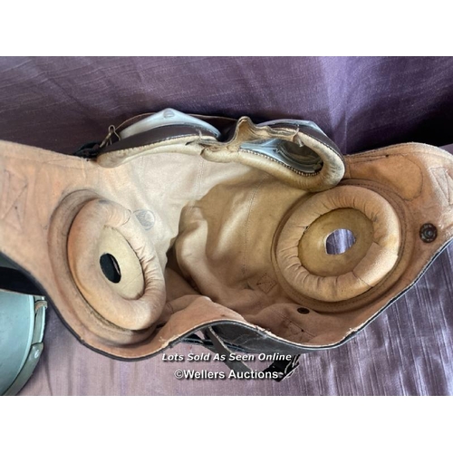 386 - USAAF LEATHER FLYING HELMET (POSSIBLY RE-ENACTMENT) AND ASSOCIATED GOGGLES