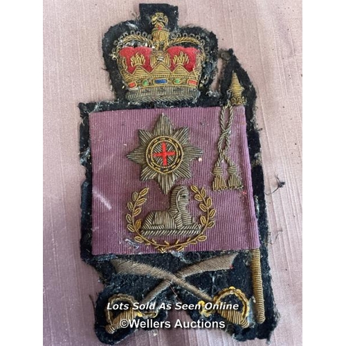 391 - COLDSTREAM GUARDS COLOUR SERGEANTS ARM INSIGNIA WITH TWO COALSTREAM GUARDS PLUMES