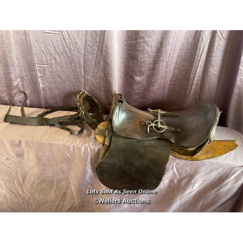 404 - CIRCA 1900, BOER WAR PERIOD MILITARY SADDLE WITH ASSOCIATED HORSE BIT AND HARNESS