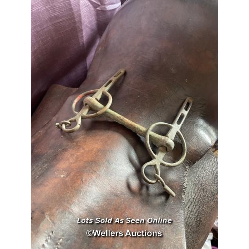 404 - CIRCA 1900, BOER WAR PERIOD MILITARY SADDLE WITH ASSOCIATED HORSE BIT AND HARNESS