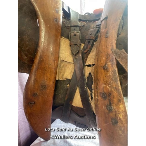 404 - CIRCA 1900, BOER WAR PERIOD MILITARY SADDLE WITH ASSOCIATED HORSE BIT AND HARNESS