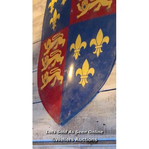 441 - THEATRICAL KNIGHTS SHIELD DEPICTING COAT OF ARMS OF KING RICHARD, 45 X 69CM