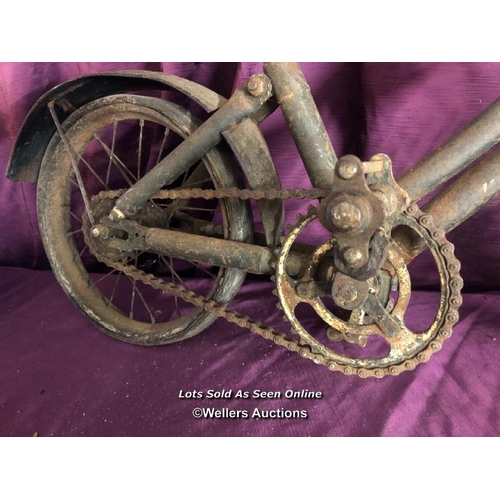 444 - CIRCA 1900 VINTAGE CHILDS BICYCLE