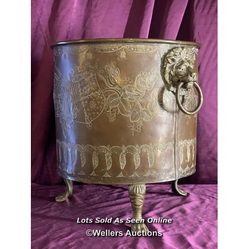 451 - CIRCA 1780 BRASS COAL BUCKET, LIONS HEAD HANDLES AND CLAW FEET, DIAMETER 41CM X HEIGHT 45CM