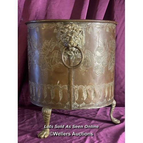 451 - CIRCA 1780 BRASS COAL BUCKET, LIONS HEAD HANDLES AND CLAW FEET, DIAMETER 41CM X HEIGHT 45CM