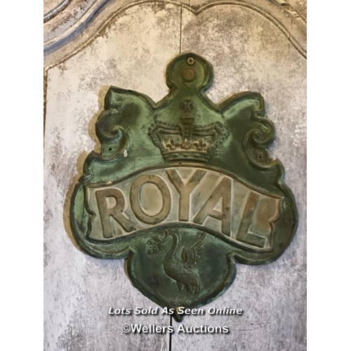 459 - METAL ROYAL CREST, 30 X 25CM