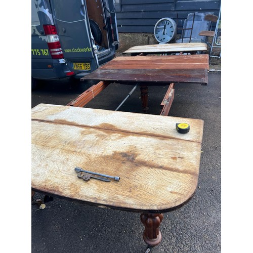 466 - OAK EXTENDING DINING TABLE, EXTENDS TO APPROX 4.5M