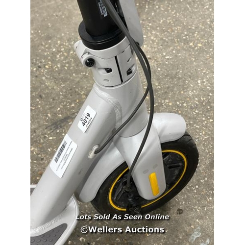 4019 - SEGWAY NINEBOT KICKSCOOTER MAX G30LE E-SCOOTER / NO POWER / SIGNS OF USE / MAY REQUIRE CHARGING / WI... 