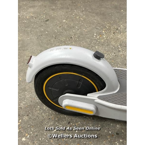 4019 - SEGWAY NINEBOT KICKSCOOTER MAX G30LE E-SCOOTER / NO POWER / SIGNS OF USE / MAY REQUIRE CHARGING / WI... 