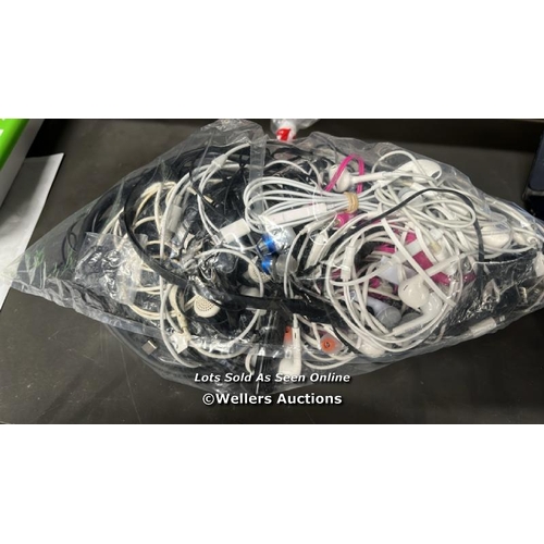 5431 - BAG OF EARPHONES / E3