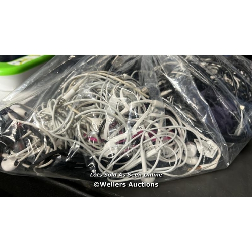 5431 - BAG OF EARPHONES / E3