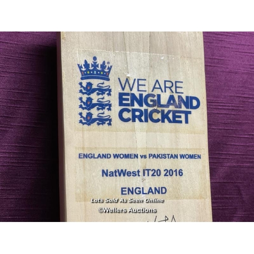 529 - ENGLAND WOMEN SIGNED CRICKET BAT, ENGLAND WOMEN VS PAKISTAN WOMEN, NATWEST IT20 2016