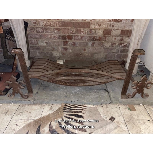 542 - HEAVY CAST IRON FIREGRATE AND DOGS, GRATE 92 X 38.5 X 47.5CM, DOGS 50 X 19 X 24CM