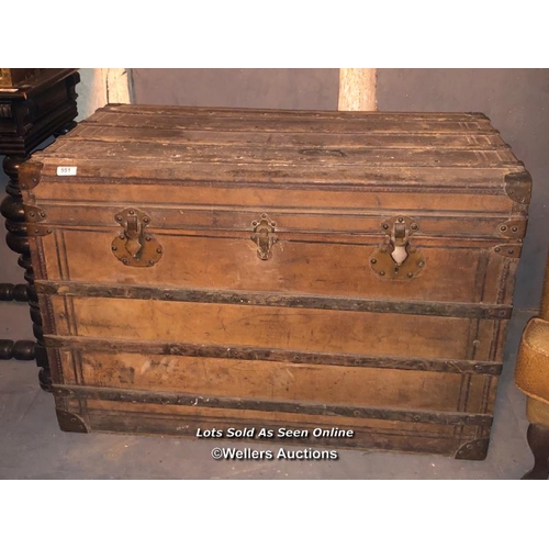 551 - FABRIQUE D'ARTICLES TRAVEL TRUNK, 100 X 58.5 X 68CM