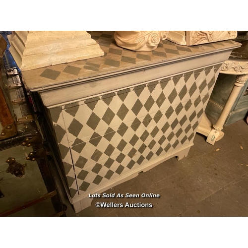 576 - EARLY 20TH CENTURY FRENCH COMMODE WITH LATER HARLEQUIN DESIGN PATINA, 91 X 52 X 80CM