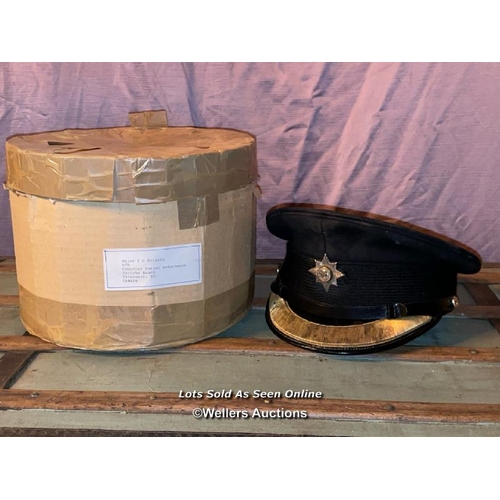 587 - OFFICERS HAT, WITH BOX FOR MAJOR E G HORABIN OF CAMBERLEY