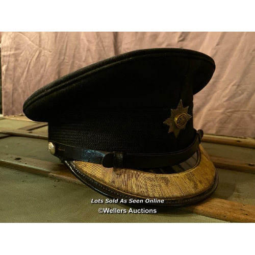 587 - OFFICERS HAT, WITH BOX FOR MAJOR E G HORABIN OF CAMBERLEY