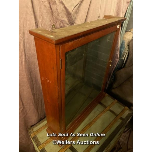 590 - MAHOGANY MIRRORED DISPLAY CABINET, 72 X 16 X 85CM (WITHOUT SHELVES)