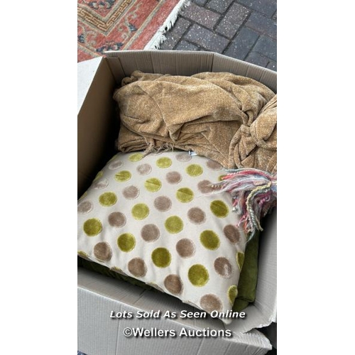 155 - BOX OF CUSHIONS AND BLANKETS / CONTAINER NO: 371210