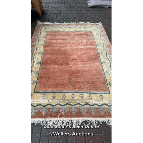 157 - LARGE DECORATIVE RUG, IN NEED OF SOME RESTORATION, 166CM (W) X 227CM (L) / CONTAINER NO: 371210