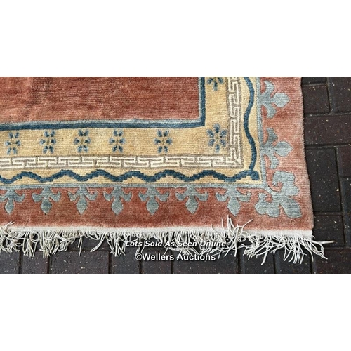 157 - LARGE DECORATIVE RUG, IN NEED OF SOME RESTORATION, 166CM (W) X 227CM (L) / CONTAINER NO: 371210