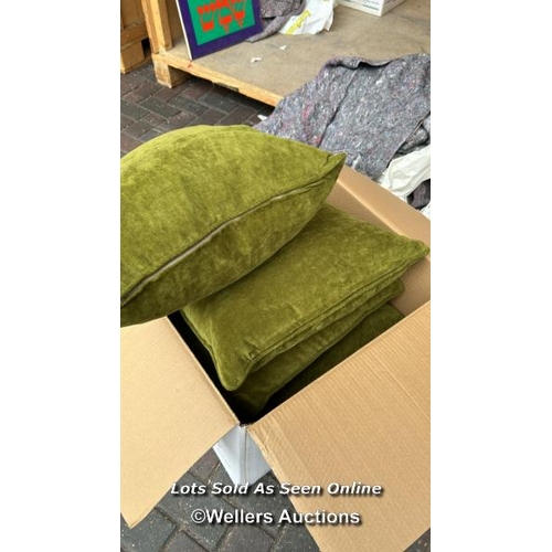 162 - BOX OF GREEN CUSHIONS / CONTAINER NO: 371210