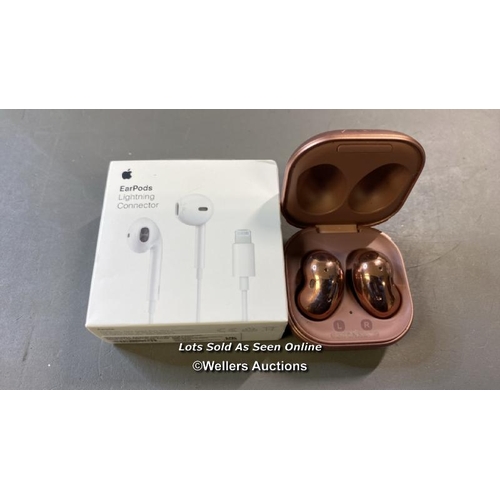 9703 - X1 NEW APPLE EARPODS WITH LIGHTNING CONECTOR AND X1 SAMSUNG SM-R180 EARBUDS