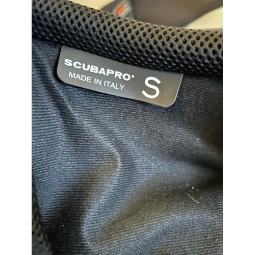 7 - SCUBAPRO EQUATOR DIVING JACKET, COMPLETE WITH TWO WEIGHTS